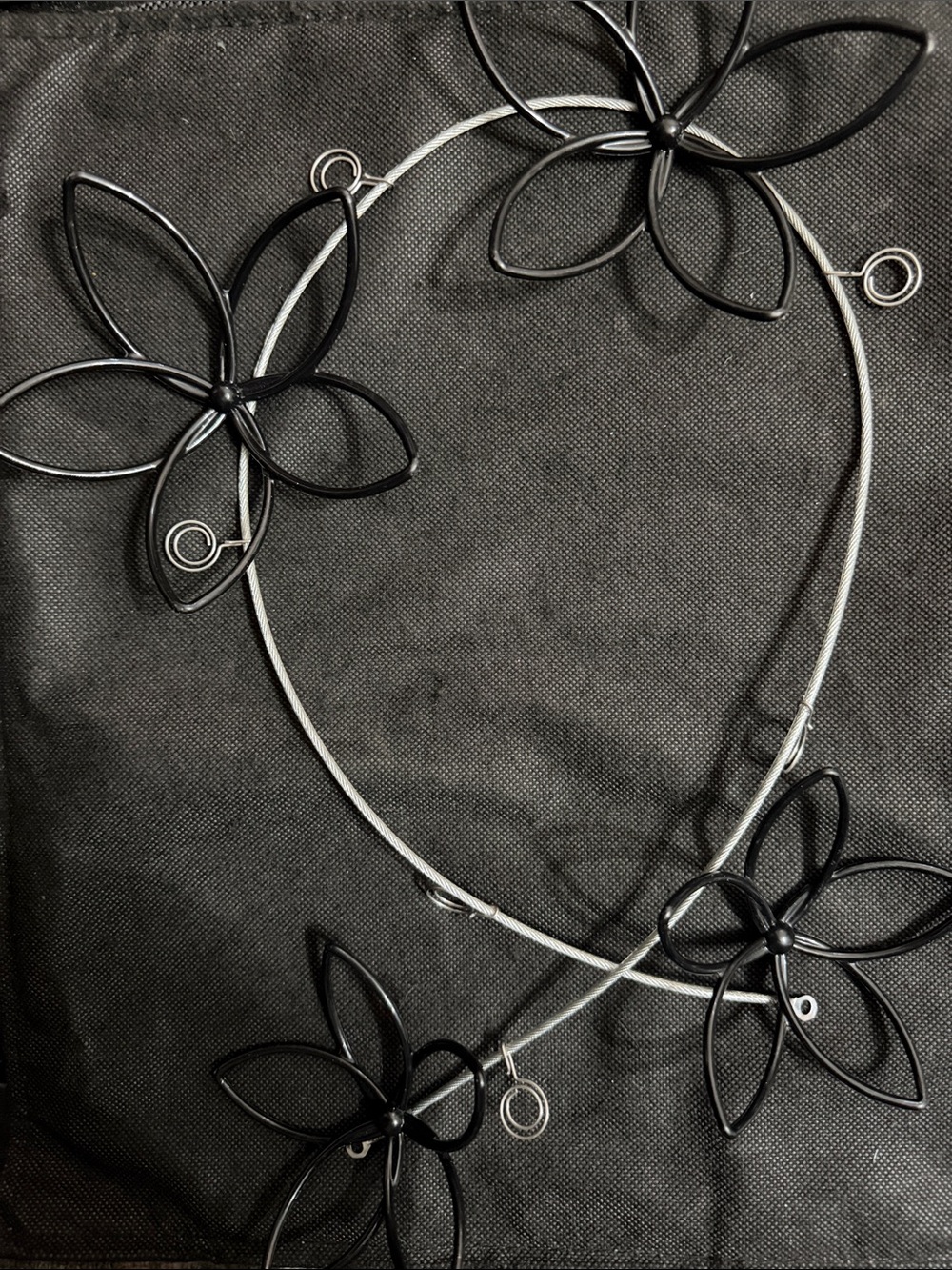 Wall-hanging photo display cable wire with decretive floating daisy